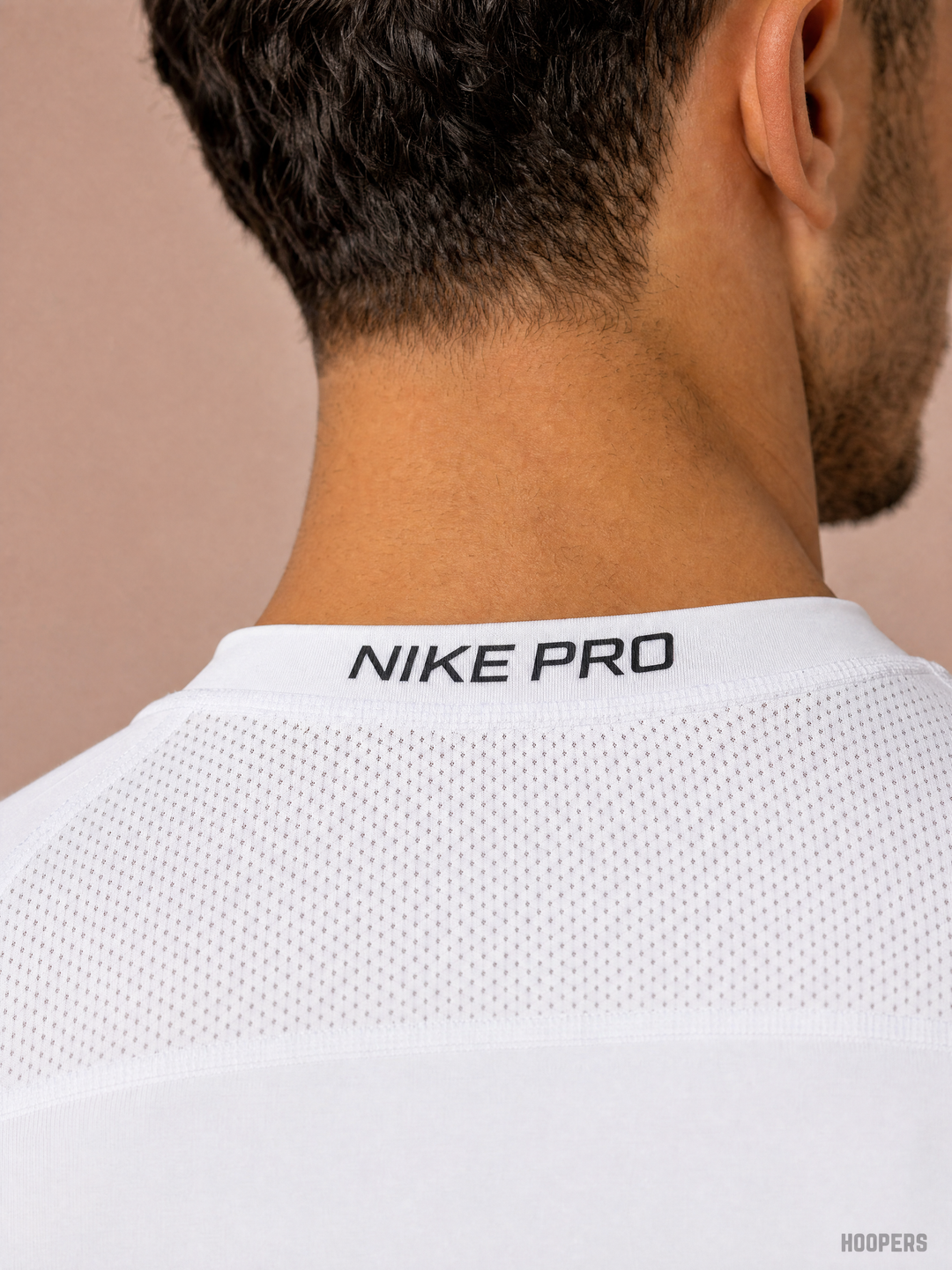 חולצה קצרה לבנה צמודה PRO – מאקרו על צווארון NIKE PRO בעורף | HOOPERS