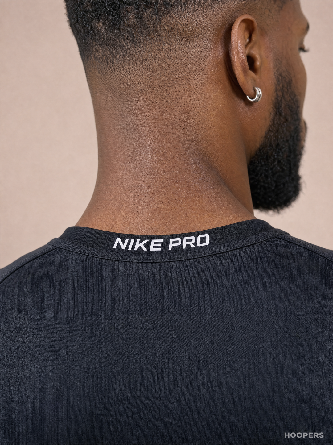 חולצה שחורה ארוכה צמודה PRO – מאקרו על צווארון NIKE PRO בעורף | HOOPERS