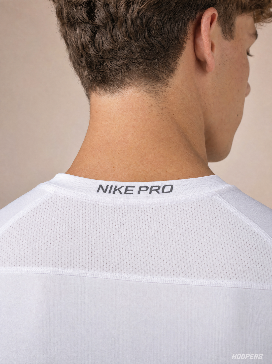 חולצה ארוכה צמודה לבנה PRO – מאקרו על כיתוב NIKE PRO בעורף | HOOPERS