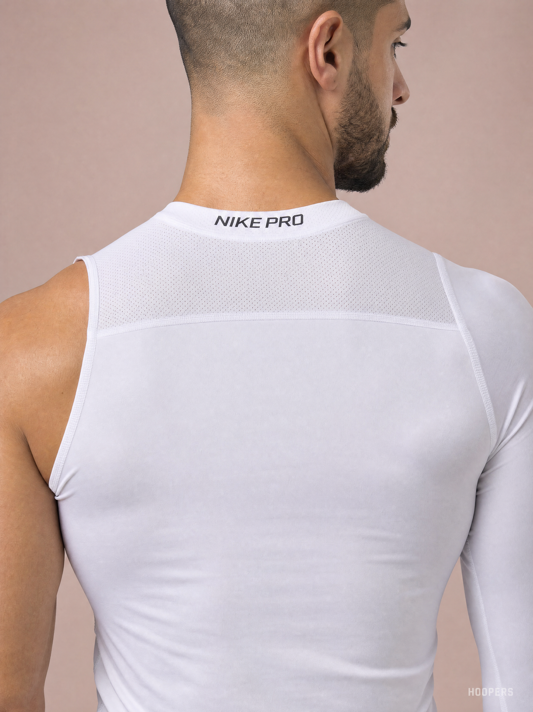 חולצה לבנה יד אחת PRO – מאקרו על צווארון NIKE PRO והכתף החשופה | HOOPERS