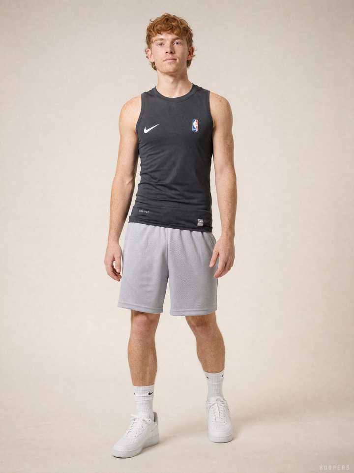 גופייה צמודה שחורה PRO – מבט קדמי, סווש לבן ולוגו NBA | HOOPERS