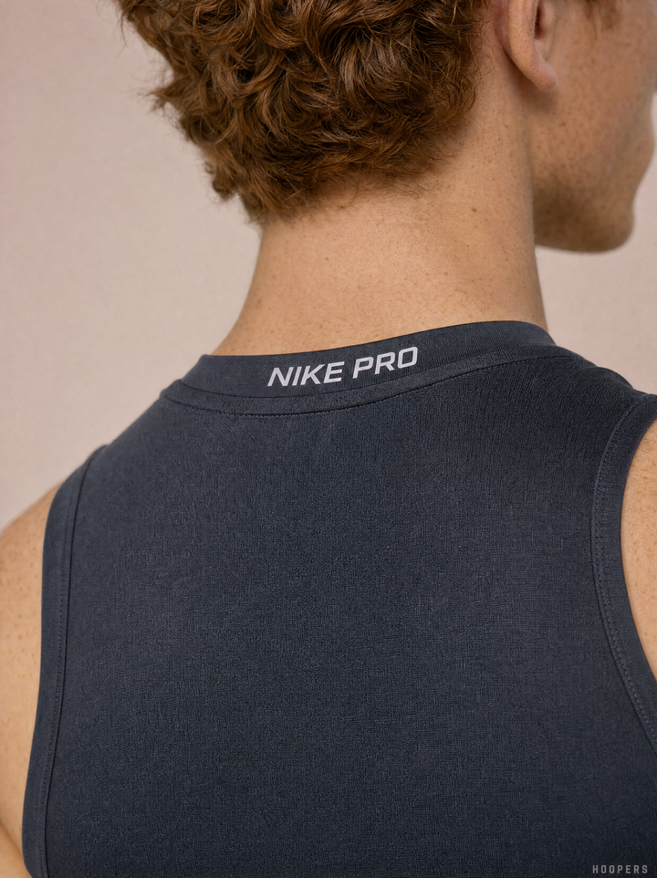 גופייה צמודה שחורה PRO – מאקרו על צווארון NIKE PRO בעורף | HOOPERS
