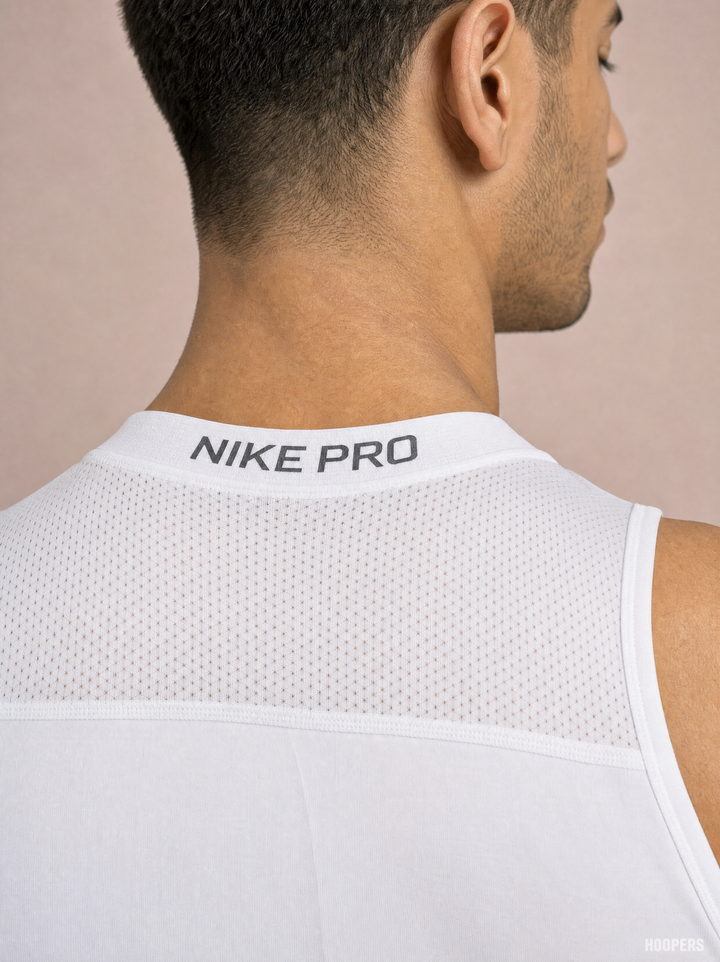 גופייה צמודה לבנה PRO – מאקרו על צווארון NIKE PRO בעורף | HOOPERS