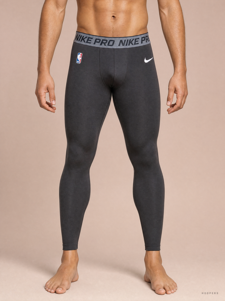 טייץ כדורסל שחור ארוך PRO – מבט קדמי, חגורת NIKE PRO ולוגו NBA | HOOPERS