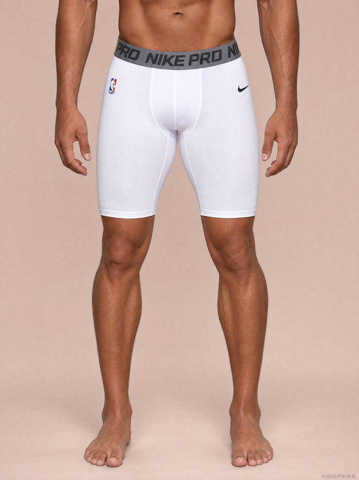 מכנס טייץ NBA לבן PRO – מבט קדמי, חגורת NIKE PRO ולוגו NBA | HOOPERS
